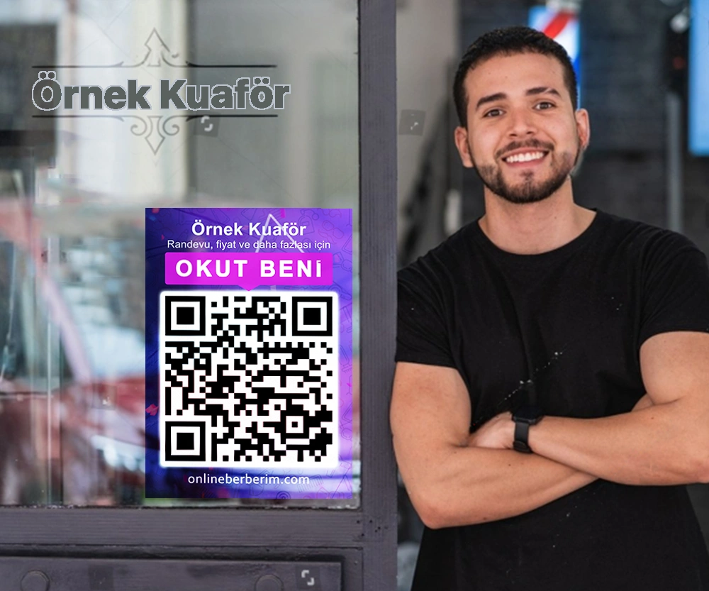 Online Berberim mağaza afişi ve kuaför salonu önünde duran adam